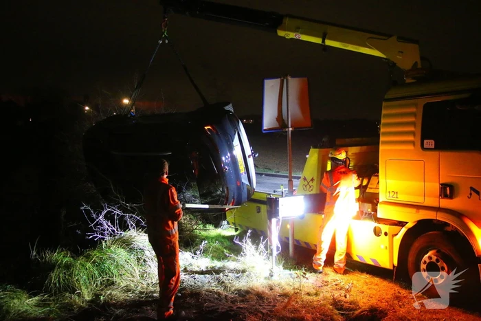 Automobilist schat bocht verkeerd in en raakt te water