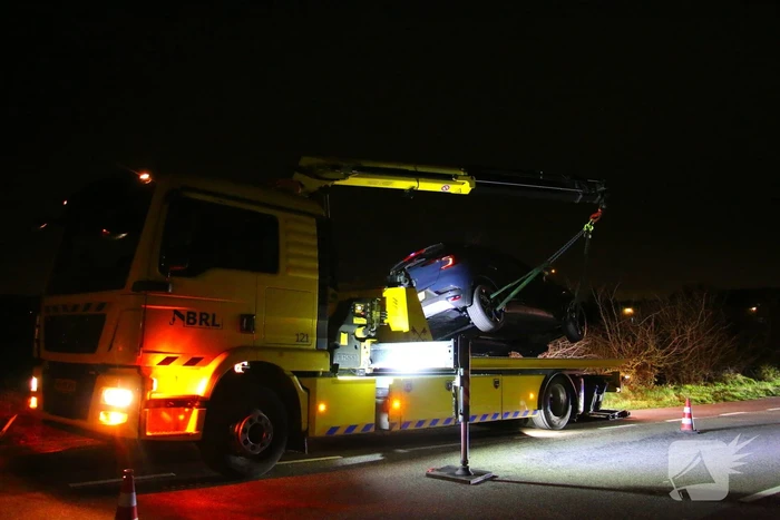 Automobilist schat bocht verkeerd in en raakt te water