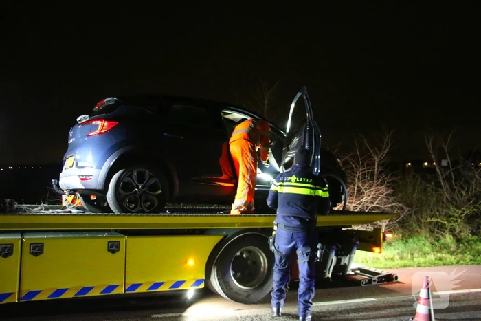 Automobilist schat bocht verkeerd in en raakt te water