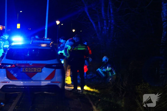 Automobilist raakt van de weg en belandt in het water