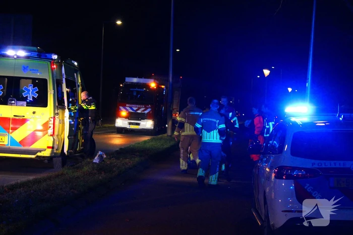 Automobilist raakt van de weg en belandt in het water