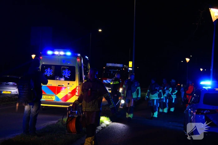 Automobilist raakt van de weg en belandt in het water
