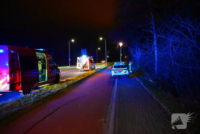 Automobilist raakt van de weg en belandt in het water
