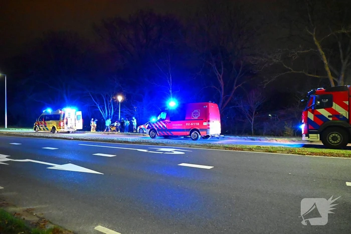 Automobilist raakt van de weg en belandt in het water