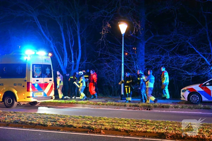 Automobilist raakt van de weg en belandt in het water