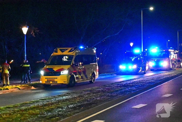 Automobilist raakt van de weg en belandt in het water