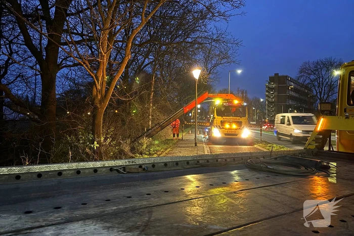 Automobilist raakt van de weg en belandt in het water