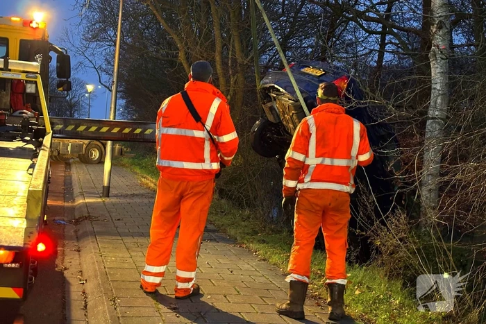 Automobilist raakt van de weg en belandt in het water