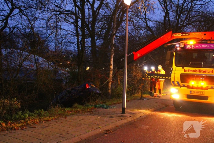 Automobilist raakt van de weg en belandt in het water
