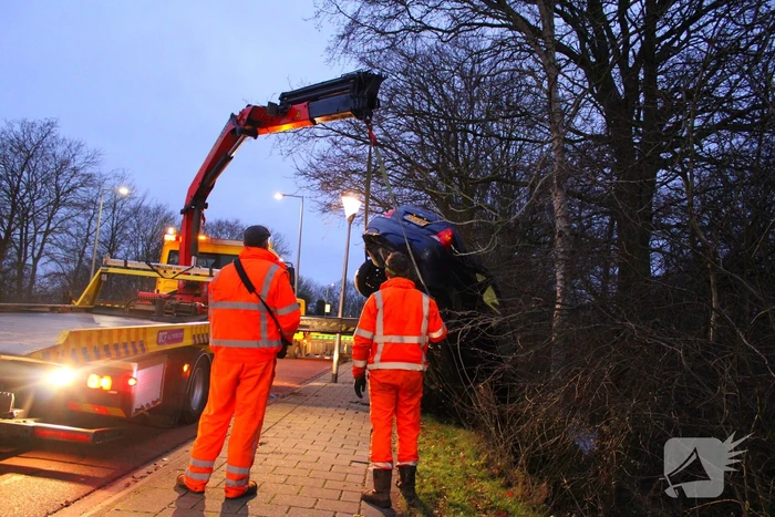 Automobilist raakt van de weg en belandt in het water