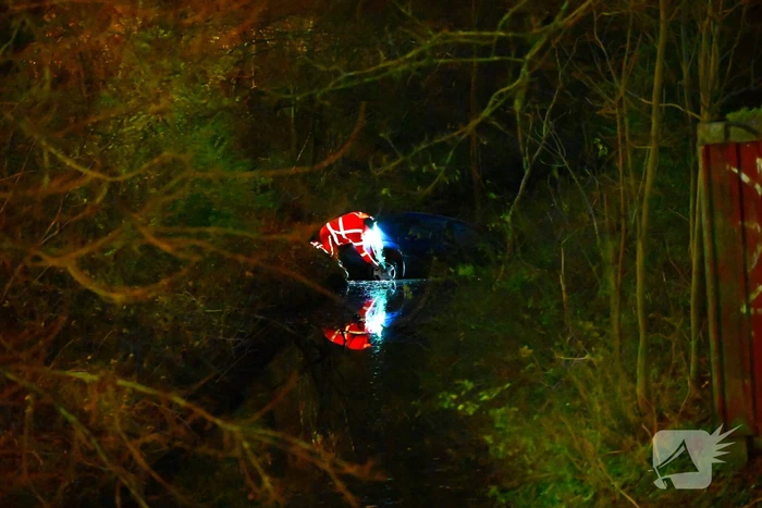 Automobilist raakt van de weg en belandt in het water