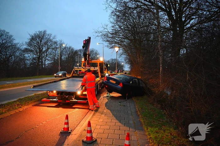 Automobilist raakt van de weg en belandt in het water