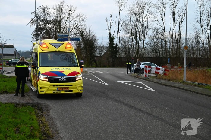 Twee personenwagens botsen op kruispunt