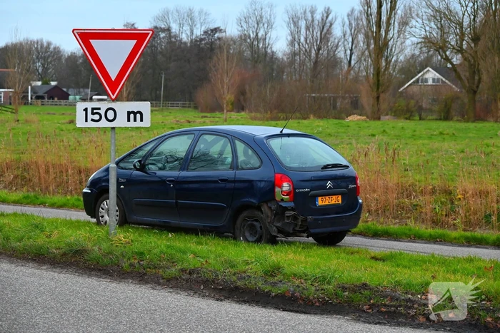 Twee personenwagens botsen op kruispunt