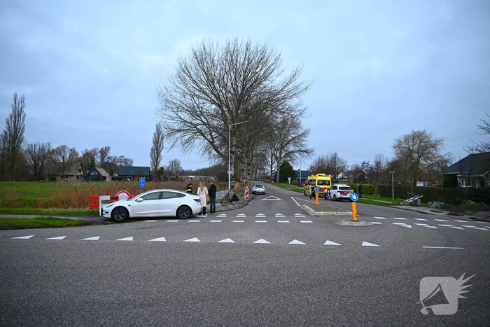 Twee personenwagens botsen op kruispunt