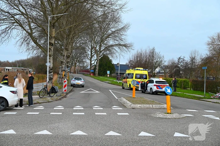 Twee personenwagens botsen op kruispunt