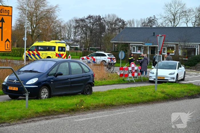Twee personenwagens botsen op kruispunt