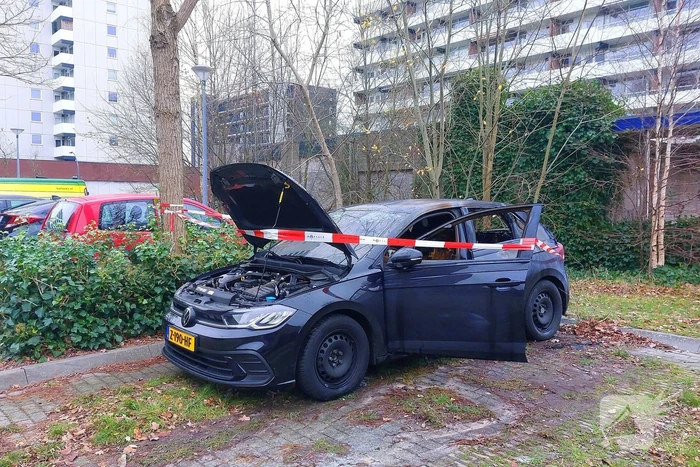 Geparkeerde auto verwoest door brand