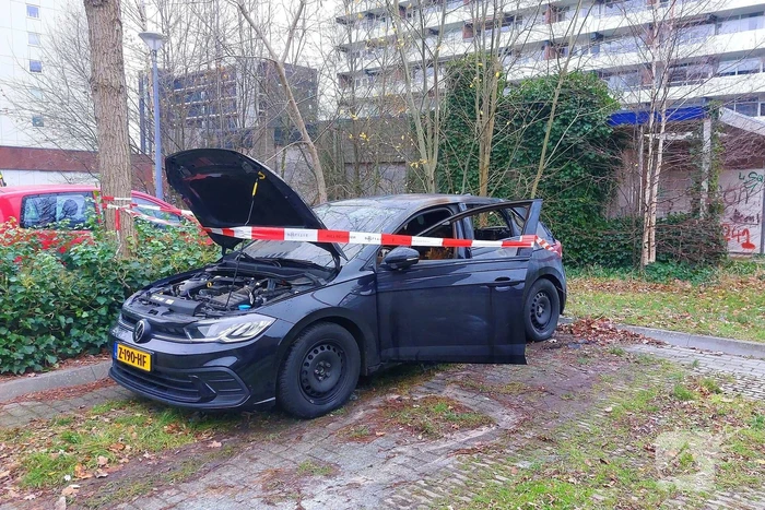 Geparkeerde auto verwoest door brand