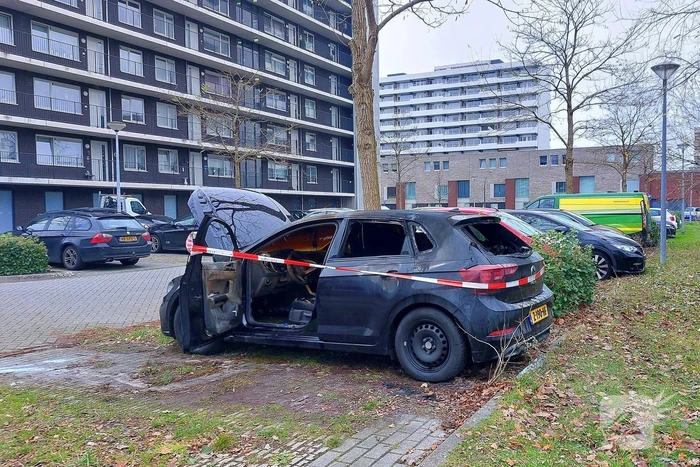 Geparkeerde auto verwoest door brand