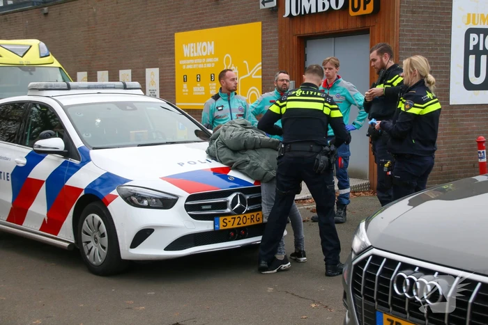 Gewonde na mishandeling valt ambulancemedewerkers aan