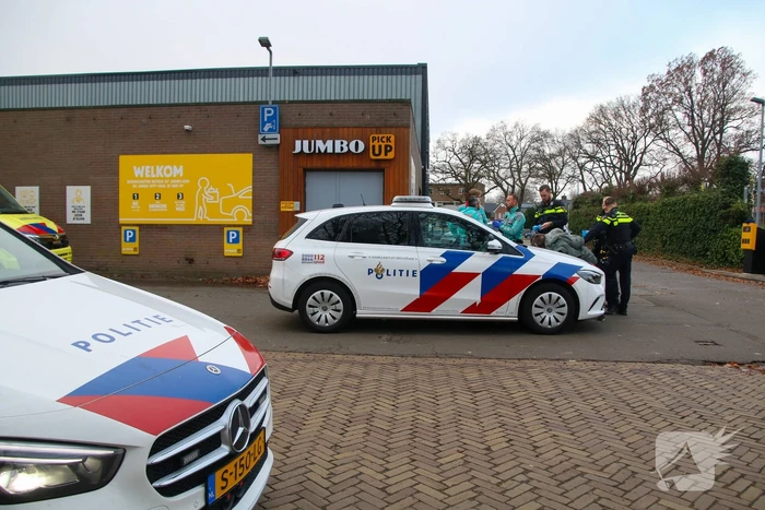 Gewonde na mishandeling valt ambulancemedewerkers aan