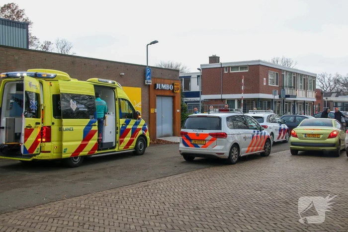 Gewonde na mishandeling valt ambulancemedewerkers aan
