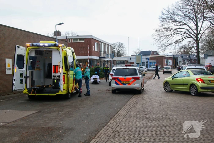 Gewonde na mishandeling valt ambulancemedewerkers aan