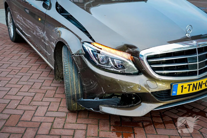Twee personenwagens botsen op parkeerplaats