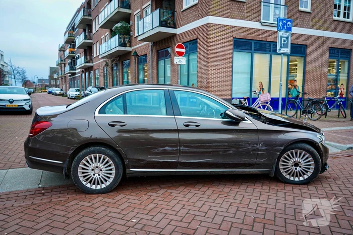 Twee personenwagens botsen op parkeerplaats
