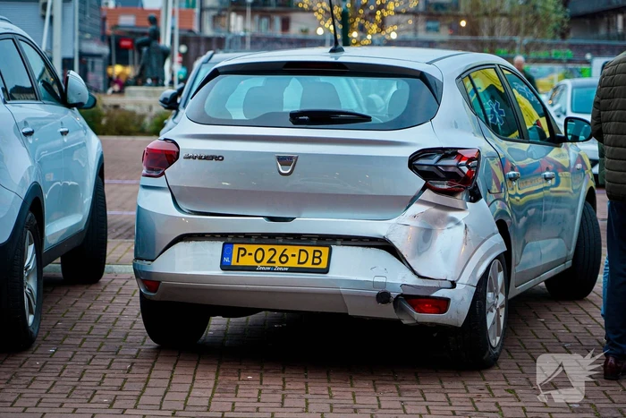 Twee personenwagens botsen op parkeerplaats
