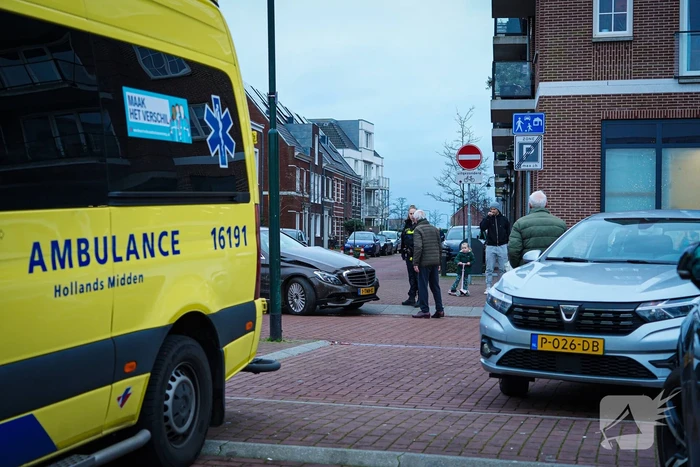 Twee personenwagens botsen op parkeerplaats