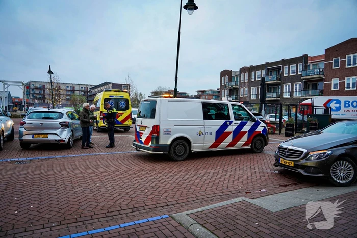 Twee personenwagens botsen op parkeerplaats