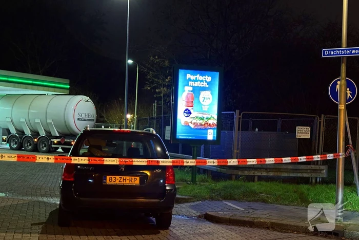 Auto raakt rand op rotonde en lekt benzine