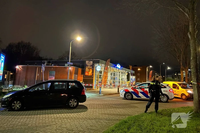Auto raakt rand op rotonde en lekt benzine