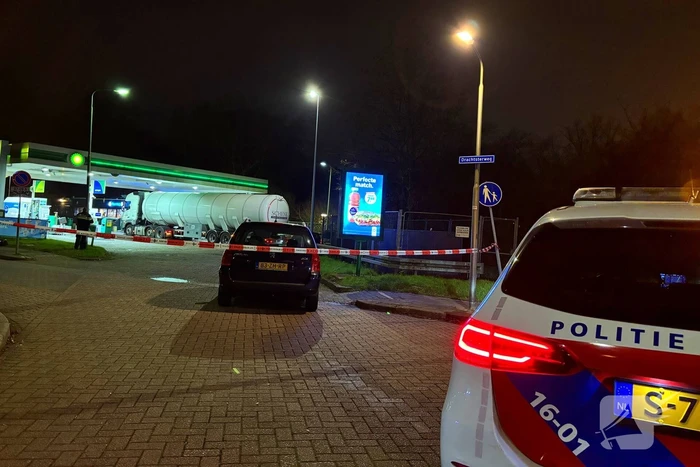 Auto raakt rand op rotonde en lekt benzine