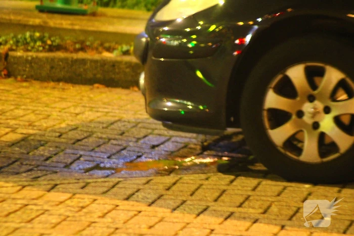 Auto raakt rand op rotonde en lekt benzine