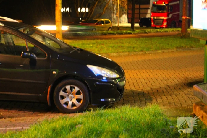 Auto raakt rand op rotonde en lekt benzine