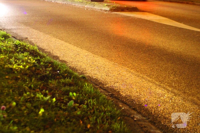 Auto raakt rand op rotonde en lekt benzine