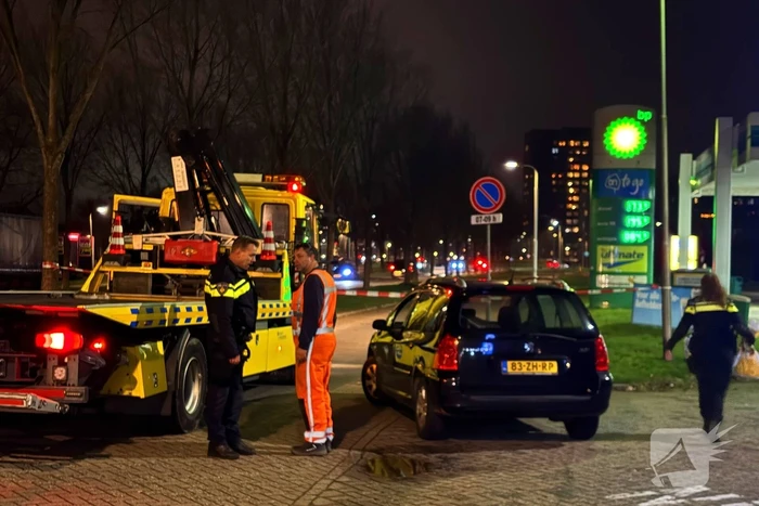 Auto raakt rand op rotonde en lekt benzine