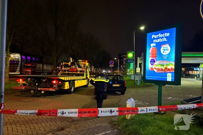 Auto raakt rand op rotonde en lekt benzine