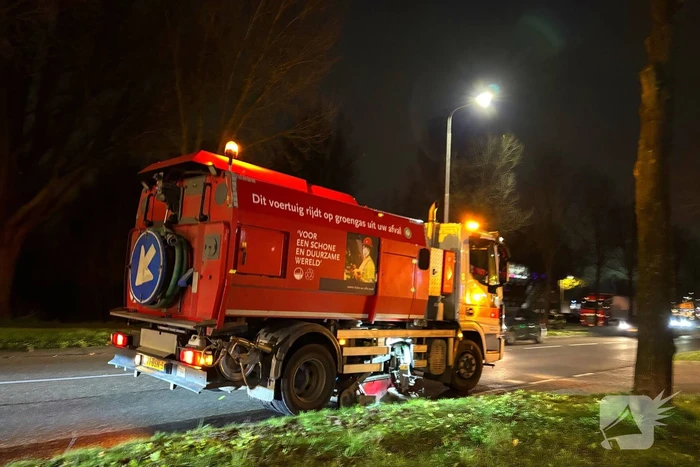 Auto raakt rand op rotonde en lekt benzine