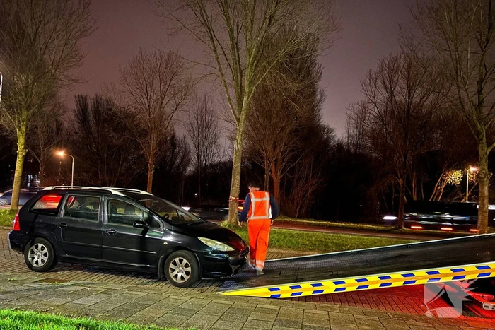 Auto raakt rand op rotonde en lekt benzine