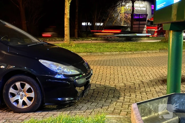 Auto raakt rand op rotonde en lekt benzine