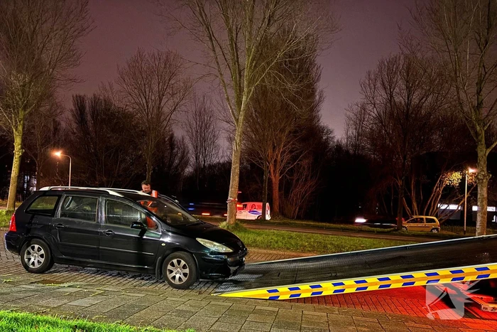 Auto raakt rand op rotonde en lekt benzine
