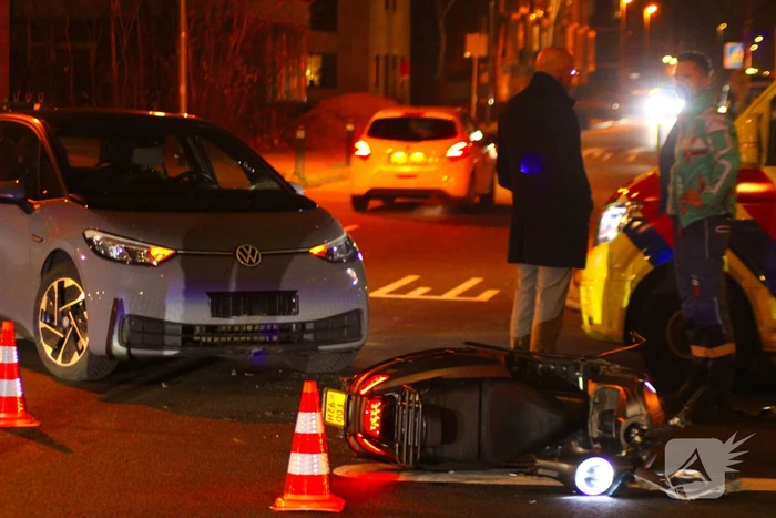 Scooterrijder gewond bij botsing met auto