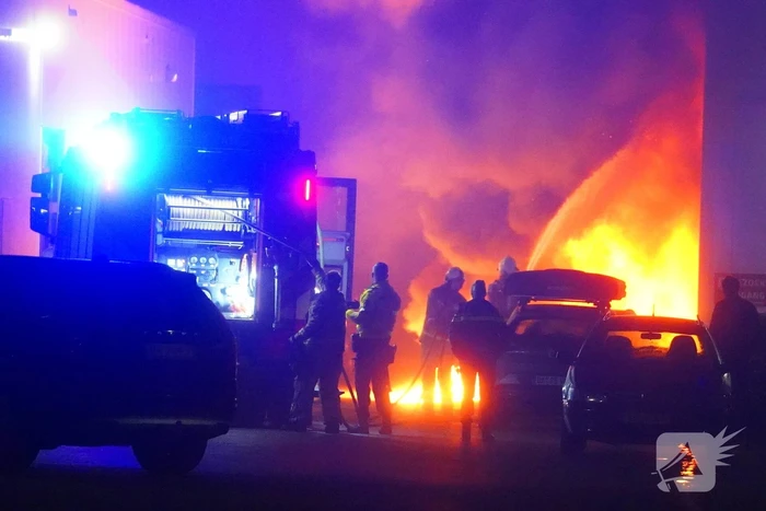 Uitslaande autobrand slaat over naar loods