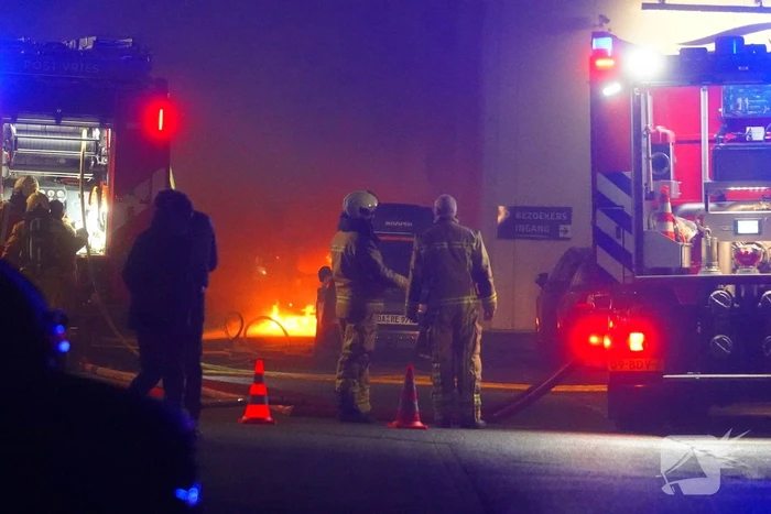 Uitslaande autobrand slaat over naar loods