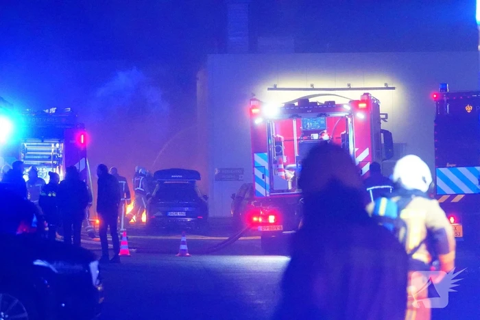 Uitslaande autobrand slaat over naar loods