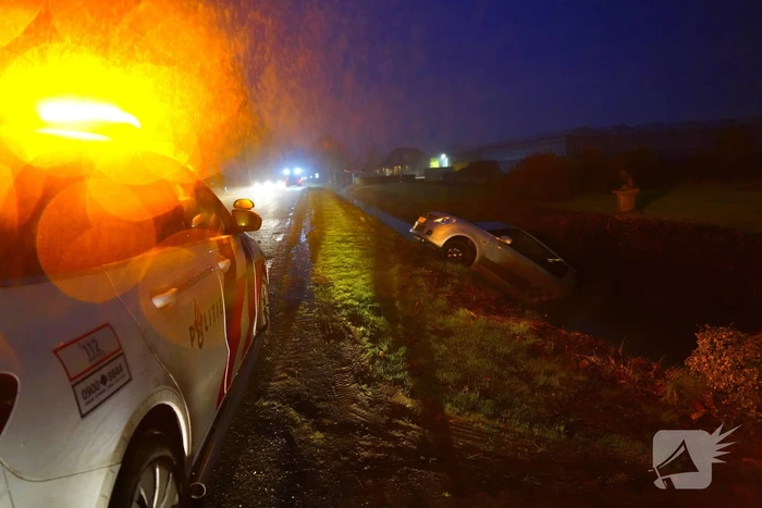 Automobiliste belandt in sloot tijdens keer actie